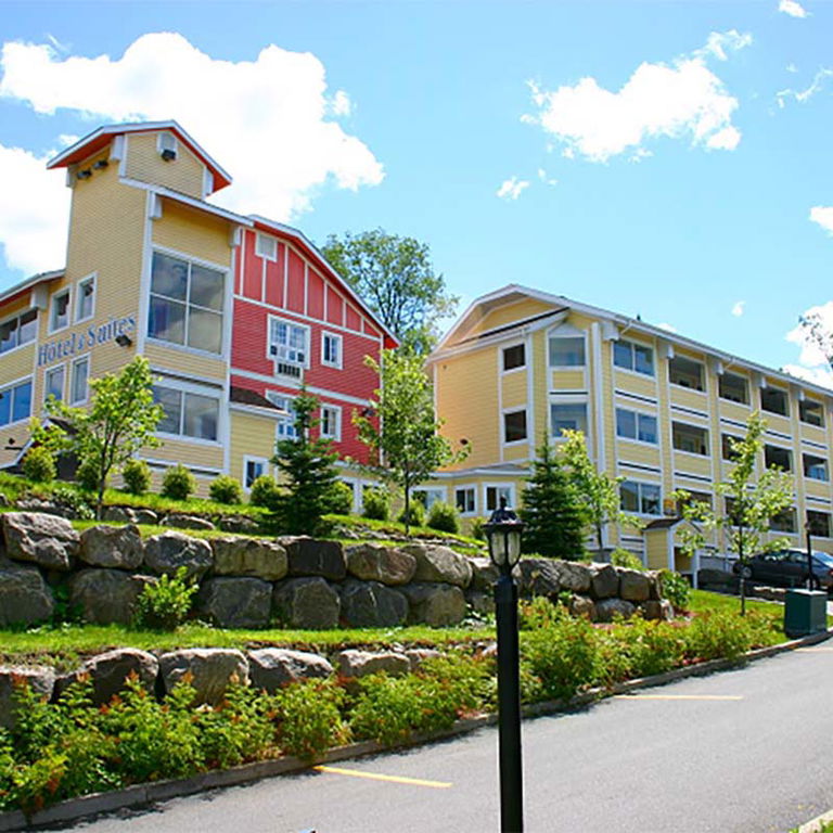 HÔTEL & SUITES LES LAURENTIDES ST-SAUVEUR
