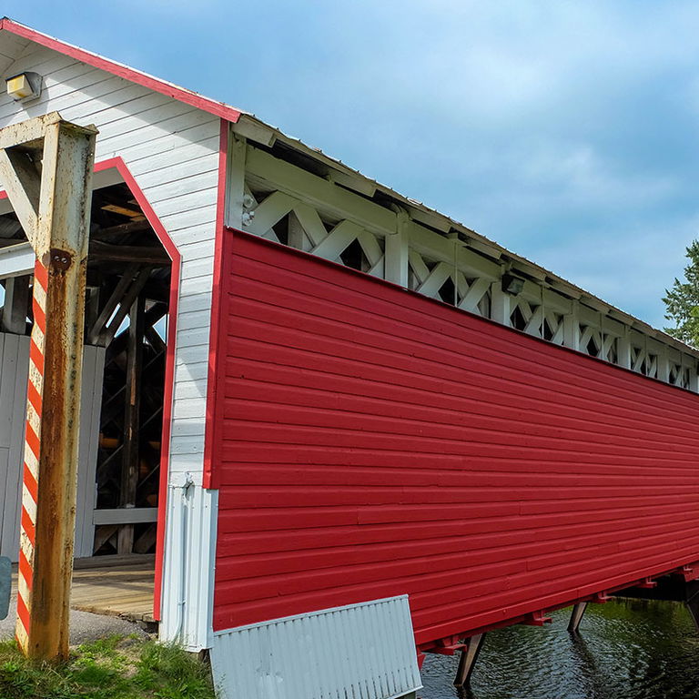 PONT COUVERT AU CONFLUENT DES RIVIÈRES MACAZA ET ROUGE
