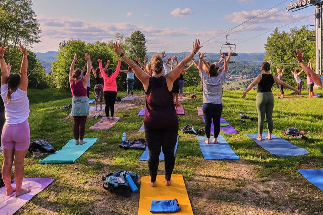 sommet-saint-sauveur-rando-yoga-jour-groupe