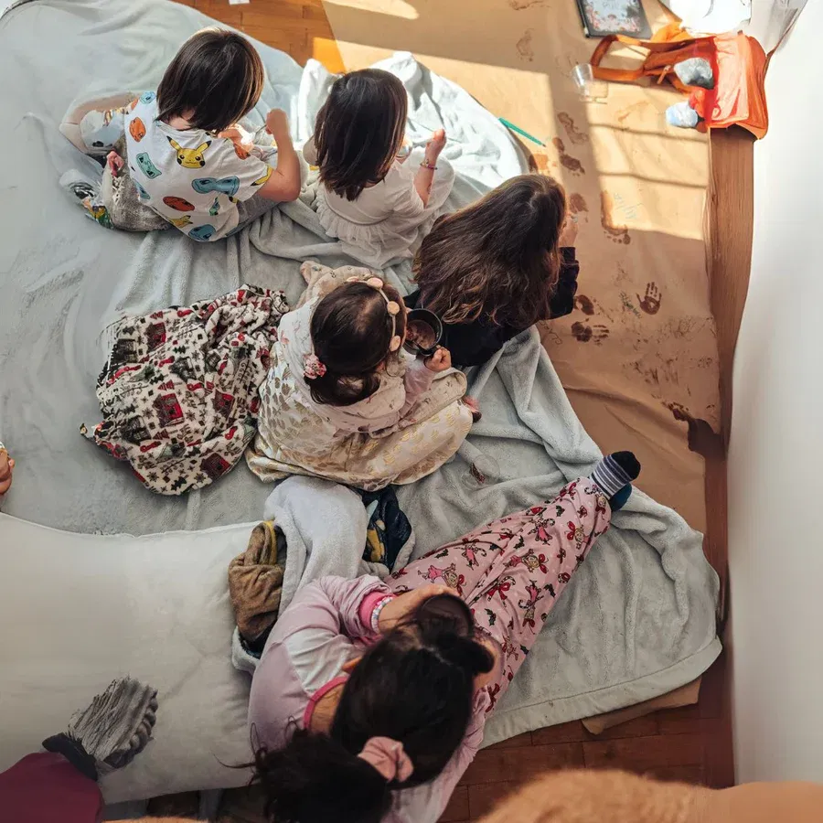 Enfants rassemblés sur le sol pour l'heure du conte