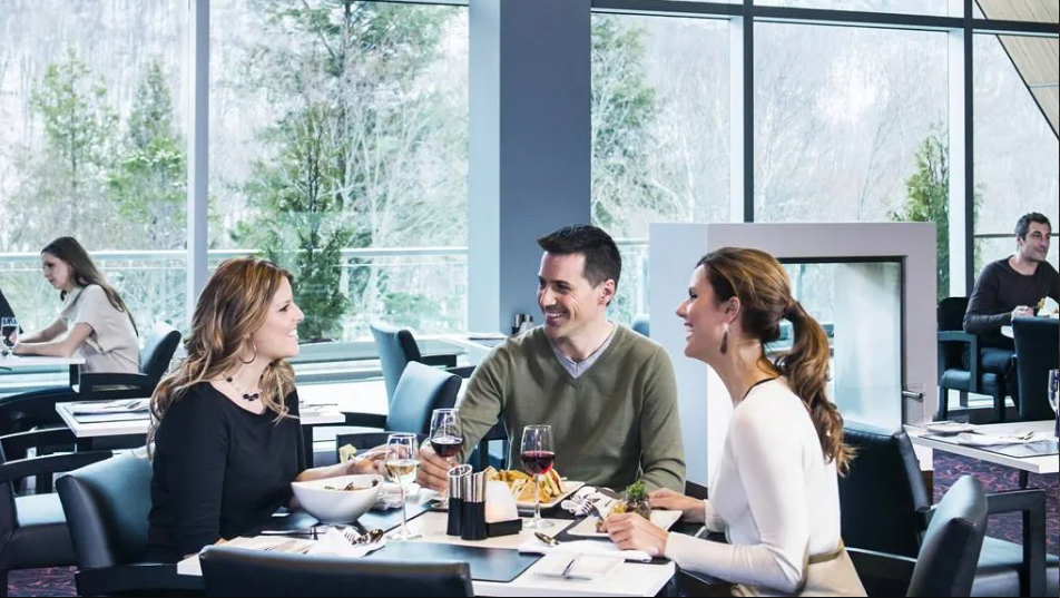 Restaurant Altitude 3 adultes profitant d'un bon repas au restaurant l'Altitude